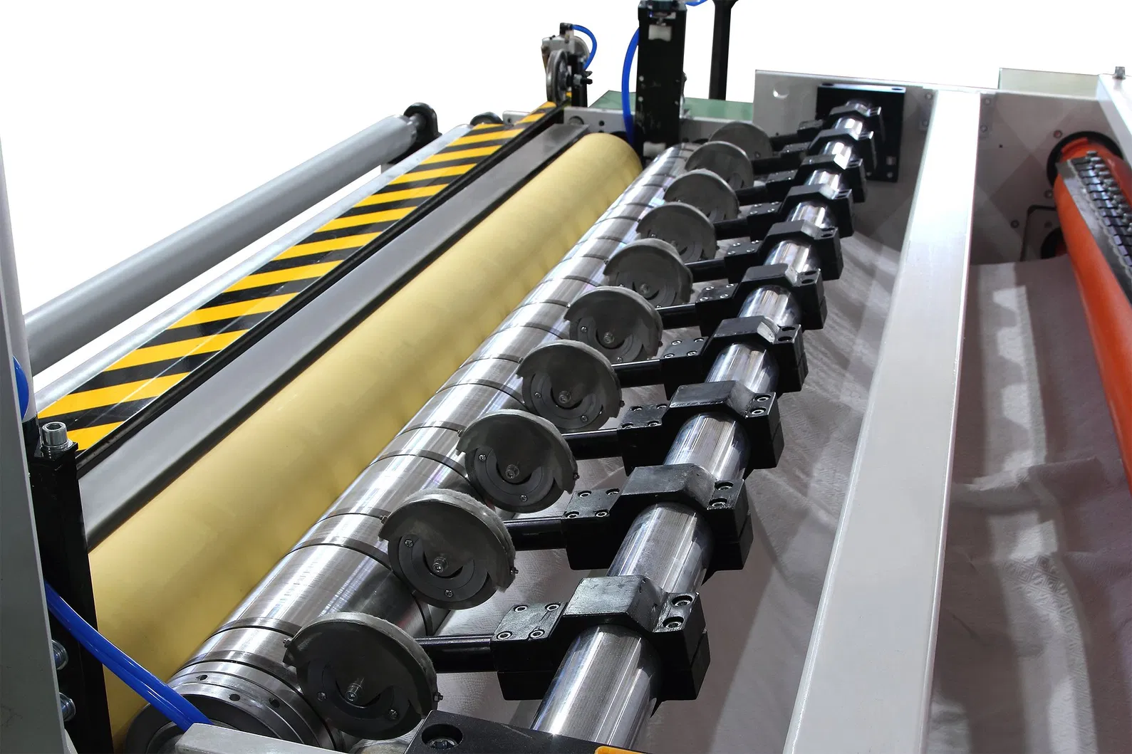 Máy cuốn giấy vệ sinh cuộn lớn 200-300 mét / Tốc độ phút 2
